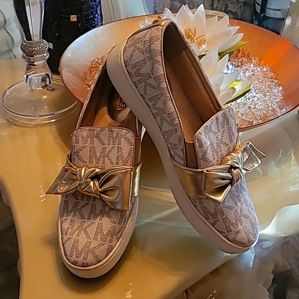 Casual shoe/dress sneaker